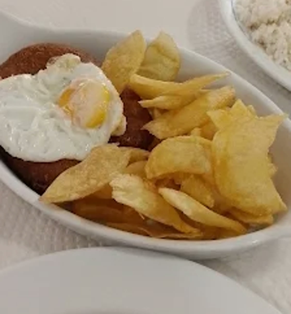 Alheira com ovo e batata