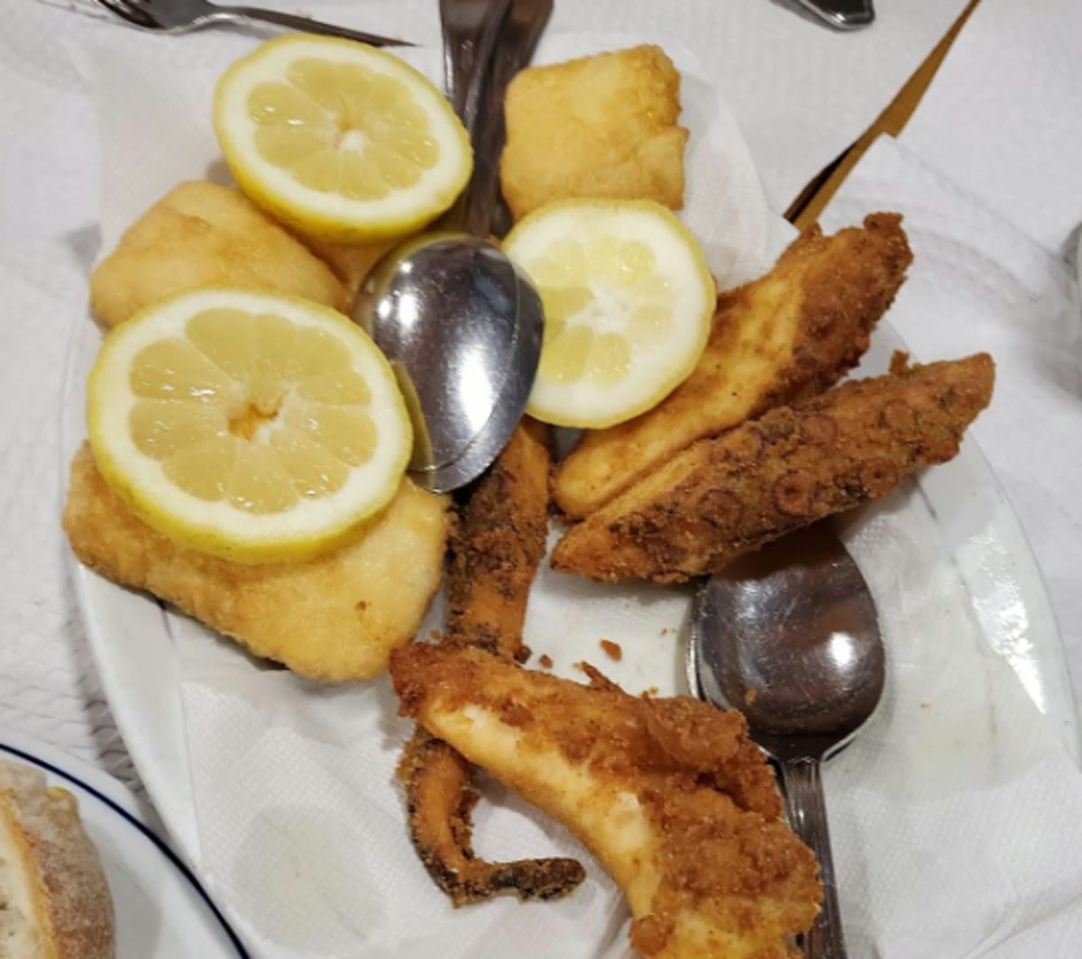 Filetes de pescada e polvo frito panado