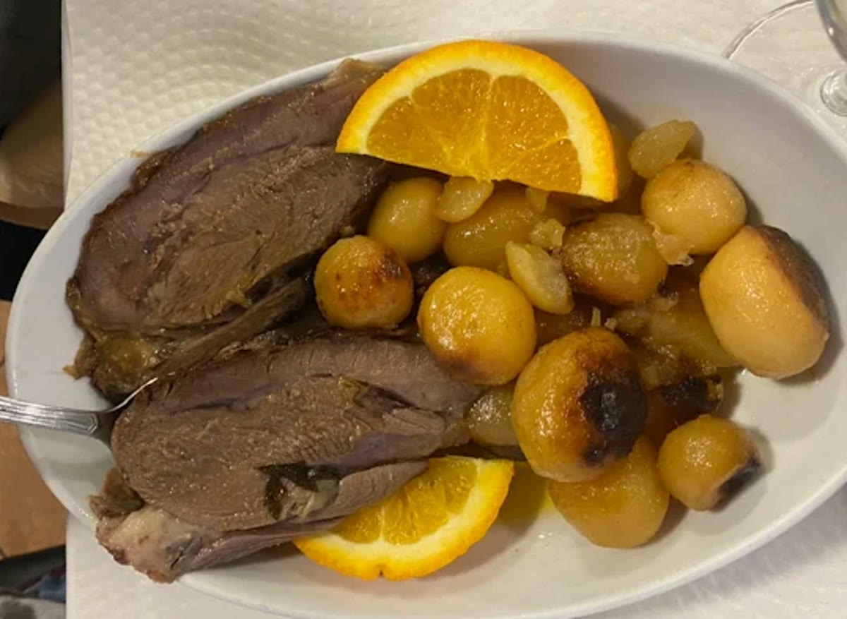 Vitela com batata assada e laranja