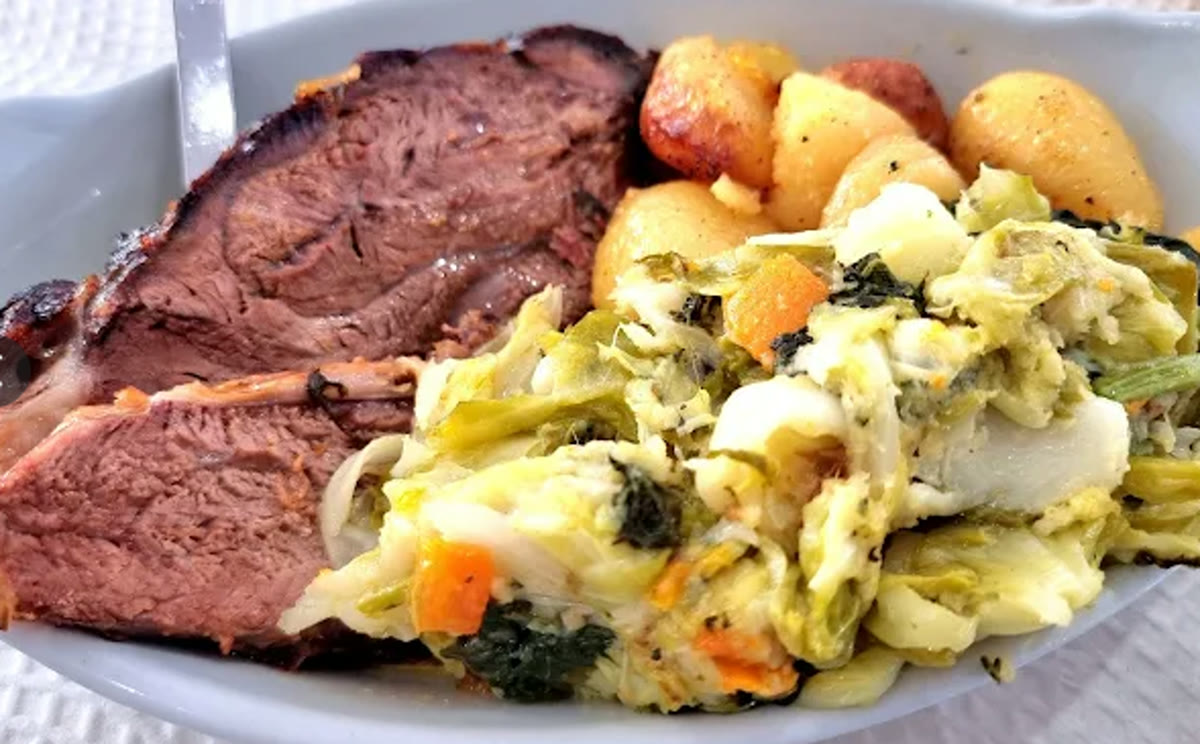 Vitela assada com batata e couve